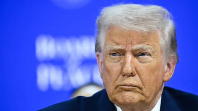 El presidente de Estados Unidos, Donald Trump, reacciona en la reunión de la “Junta de Paz” durante la reunión anual del Foro Económico Mundial (FEM) en Davos el 22 de enero de 2026. (Foto de Mandel NGAN / AFP a través de Getty Images)