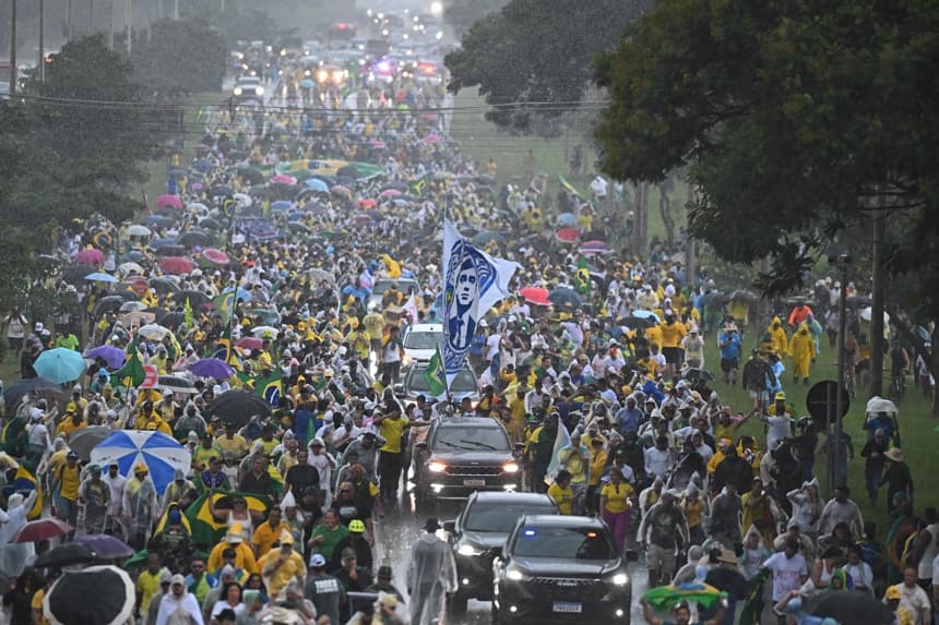 Personas participan en una manifestación por la amnistía para el expresidente de Brasil, Jair Bolsonaro, y otros involucrados en el intento de golpe de Estado del 8 de enero de 2023, este domingo en Brasilia, Brasil. (EFE/Andre Borges)