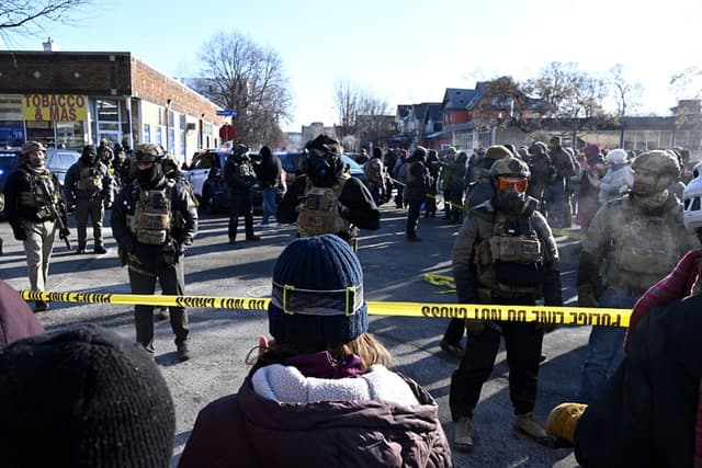 Agentes federales bloquean el lugar de un tiroteo mientras una multitud se congrega, en Minneapolis, Minnesota, el 24 de enero de 2026. (Stephen Maturen/Getty Images)