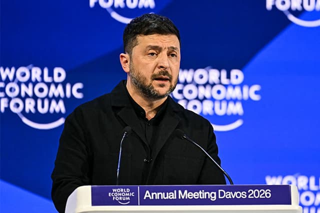 El presidente de Ucrania, Volodímir Zelenski habla durante la reunión anual del Foro Económico Mundial (FEM) en Davos el 22 de enero de 2026. (Fabrice COFFRINI / AFP a través de Getty Images)
