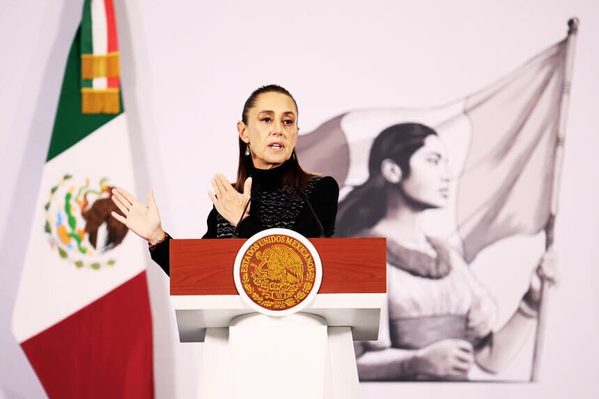 La presidenta de México, Claudia Sheinbaum, habla en una rueda de prensa este lunes, en el Palacio Nacional en Ciudad de México (EFE/ José Méndez)