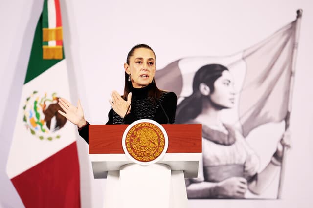 La presidenta de México, Claudia Sheinbaum, habla en una rueda de prensa este lunes, en el Palacio Nacional en Ciudad de México (EFE/ José Méndez)