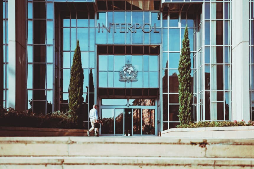 Un hombre camina hacia la entrada de la sede de la Organización Internacional de Policía Criminal, conocida como Interpol, en Lyon, al este de Francia, el 5 de septiembre de 2023. (OLIVIER CHASSIGNOLE/AFP vía Getty Images)