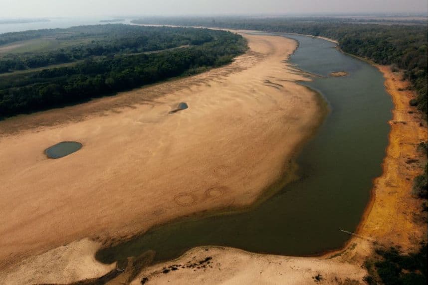 El río Paraná, que atraviesa Brasil, Paraguay y Argentina, la décima cuenca fluvial más grande del mundo, el 19 de agosto de 2021. (JUAN MABROMATA/AFP vía Getty Images)