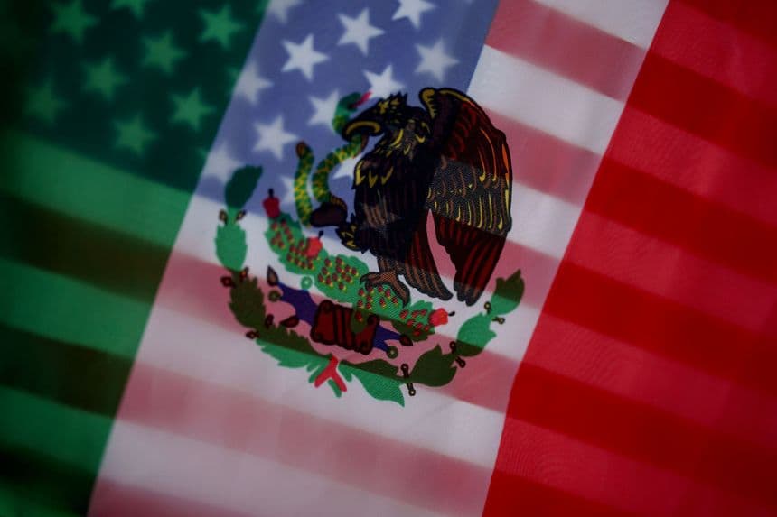 Imagen ilustrativa de una bandera de Estados Unidos y una bandera de México colocadas juntas. (Eric Thayer/Getty Images)