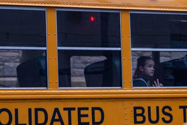Imagen ilustrativa de una niña mirando desde un autobús el 1 de mayo de 2024 en la ciudad de Nueva York. (Spencer Platt/Getty Images)
