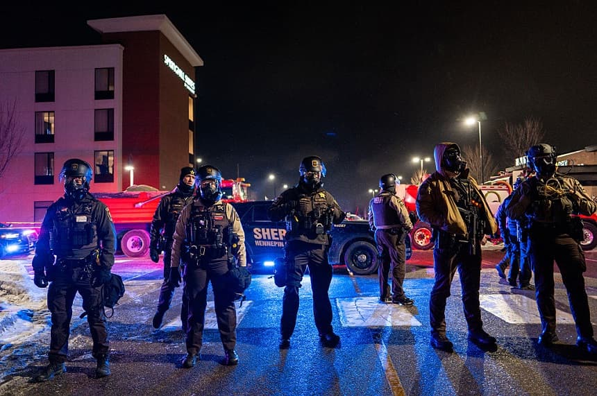 Las fuerzas policiales se mantienen en formación mientras dispersan una manifestación denominada "Goodbye Bovino Noise Demo" en el Spring Hill Suites el 26 de enero de 2026 en Maple Grove, Minnesota. (Brandon Bell/Getty Images)