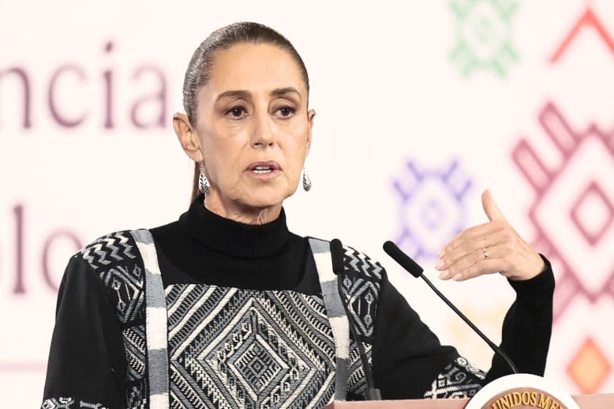 La presidenta de México, Claudia Sheinbaum, habla en una conferencia de prensa este 27 de enero, en el Palacio Nacional de Ciudad de México, México. (EFE/ José Méndez)
