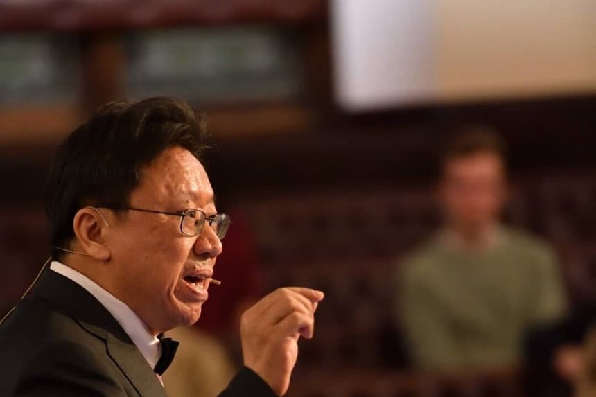 El comentarista político Wilson Lei Chen, también conocido como Chen Pokong, pronuncia un discurso en la Universidad de Cambridge, Inglaterra, en esta foto sin fecha. (Cortesía de Wilson Lei Chen)