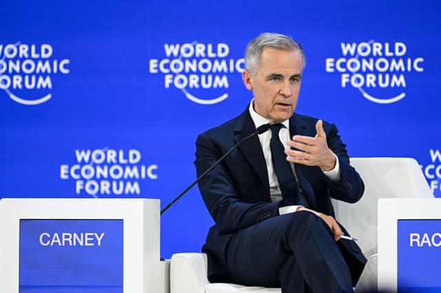 El primer ministro de Canadá, Mark Carney, gesticula mientras habla durante la reunión anual del Foro Económico Mundial (FEM) en Davos, el 20 de enero de 2026. El Foro Económico Mundial se celebra en Davos del 19 al 23 de enero de 2026. (Foto de Fabrice COFFRINI / AFP a través de Getty Images).