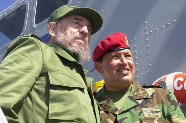 El presidente cubano Fidel Castro (izquierda) y el presidente venezolano Hugo Chávez viajan a bordo de un buque de la Armada venezolana desde Porlamar a Pampatar el 11 de diciembre de 2001 en la isla Margarita, Venezuela. (Foto de Miraflores/Getty Images)