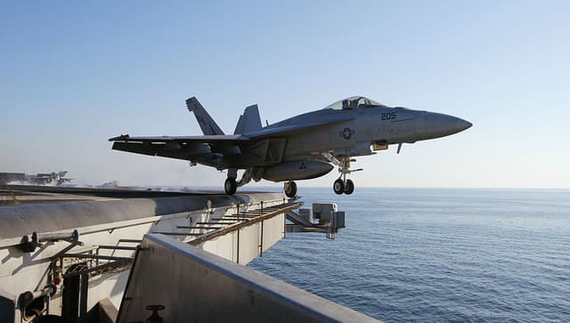 Un F/A 18E Super Hornet despega el 11 de noviembre de 2002 desde la cubierta del USS Abraham Lincoln en el Golfo Pérsico. (Foto de Joe Raedle/Getty Images)