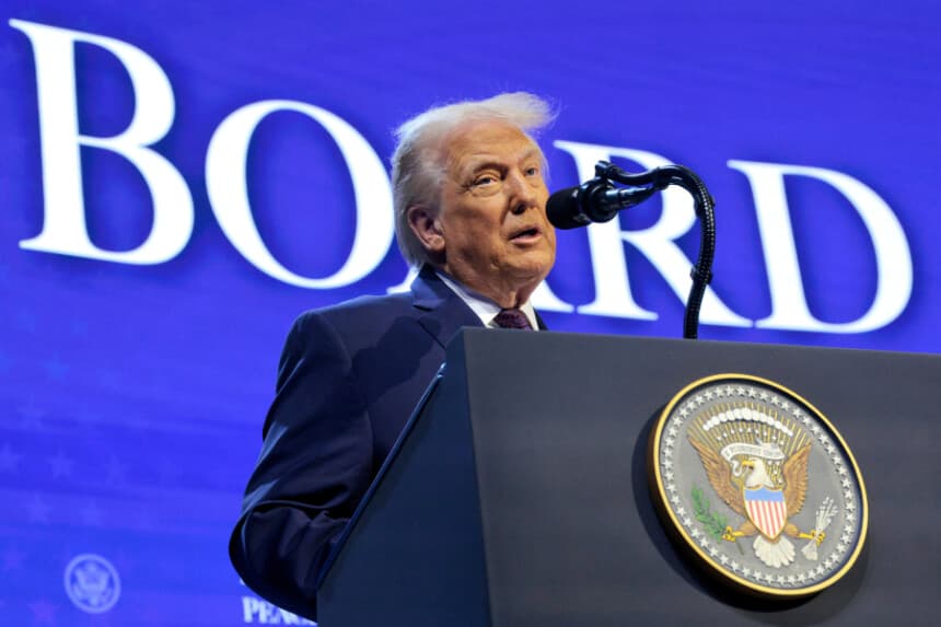 DAVOS, SUIZA - 22 DE ENERO: El presidente de los Estados Unidos, Donald Trump, habla mientras presenta la “Junta de Paz” en el escenario del Foro Económico Mundial (FEM) el 22 de enero de 2026 en Davos, Suiza. La "Junta de Paz", respaldada por Estados Unidos, tiene como objetivo administrar el frágil alto el fuego en la Franja de Gaza tras la guerra entre Israel y Hamás. La composición definitiva de la junta aún no se ha confirmado. (Foto de Chip Somodevilla/Getty Images)