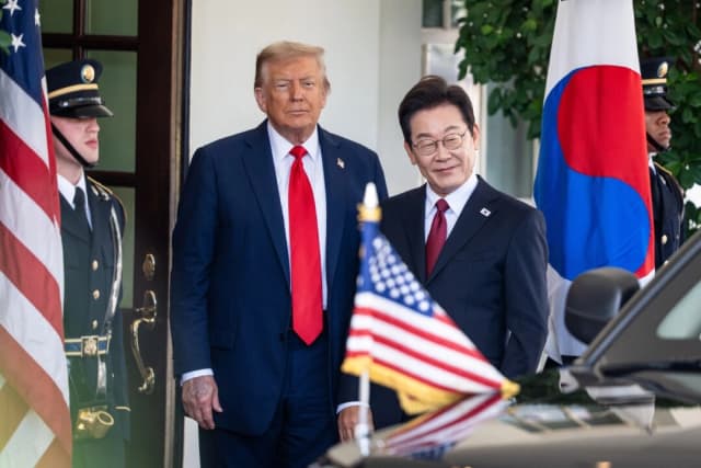 El presidente Donald Trump saluda al presidente surcoreano Lee Jae Myung en la Casa Blanca el 25 de agosto de 2025. (Madalina Kilroy/The Epoch Times)