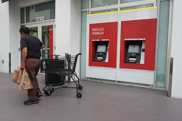 Se ve un cajero automático de Wells Fargo el 15 de julio de 2025 en Miami, Florida. (Joe Raedle/Getty Images)