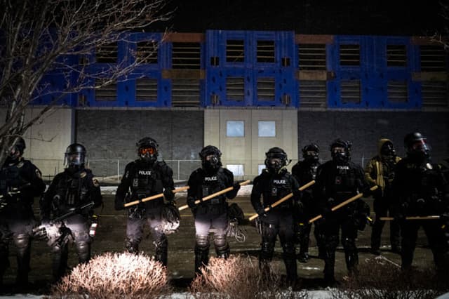 La policía de Minneapolis forma una línea cerca de los manifestantes reunidos para una manifestación llamada «Goodbye Bovino Noise Demo» frente al hotel donde creen que se aloja el comandante de Aduanas y Protección Fronteriza de EE. UU., Gregory Bovino, en Maple Grove, en las afueras de Minneapolis, Minnesota, el 26 de enero de 2026. (ROBERTO SCHMIDT / AFP via Getty Images).
