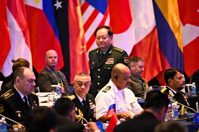 El vicepresidente de la Comisión Militar Central del Partido Comunista Chino y vicepresidente de la Comisión Militar Central de la República Popular China, Zhang Youxia, se marcha tras pronunciar su discurso durante la ceremonia inaugural del XIX Simposio Naval del Pacífico Occidental en Qingdao, provincia china de Shandong, el 22 de abril de 2024. (Foto de WANG Zhao / AFP) (Foto de WANG ZHAO/AFP a través de Getty Images).