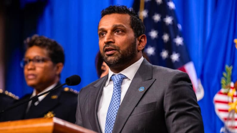 Director del FBI dice que la agencia está investigando grupos de chat de Signal en Minneapolis