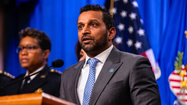 Director del FBI dice que la agencia está investigando grupos de chat de Signal en Minneapolis