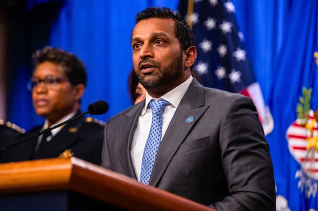 El director del FBI, Kash Patel, habla durante una rueda de prensa en el Departamento de Justicia en Washington, el 4 de diciembre de 2025. (Daniel Heuer/AFP).