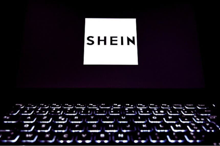 Esta foto tomada el 6 de marzo de 2019 en París muestra el logo de la web de comercio electrónico "Shein". (PHILIPPE LOPEZ/AFP a través de Getty Images).