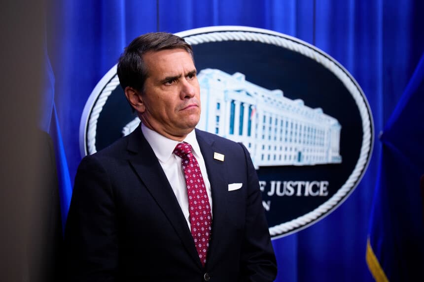 WASHINGTON, DC - 19 DE NOVIEMBRE: El fiscal general adjunto Todd Blanche asiste a una rueda de prensa para anunciar la acusación formal contra el exesquiador olímpico Ryan Wedding, acusado de asesinato y blanqueo de capitales en relación con una organización de tráfico de drogas, en el Departamento de Justicia el 19 de noviembre de 2025 en Washington, DC. El Departamento de Justicia anunció una recompensa de quince millones de dólares por cualquier información que condujera a la detención de Ryan James Wedding, líder de una organización criminal dedicada al tráfico de drogas que introducía grandes cantidades de cocaína a través de Colombia y México para su distribución en Estados Unidos y Canadá. (Foto de Andrew Harnik/Getty Images).