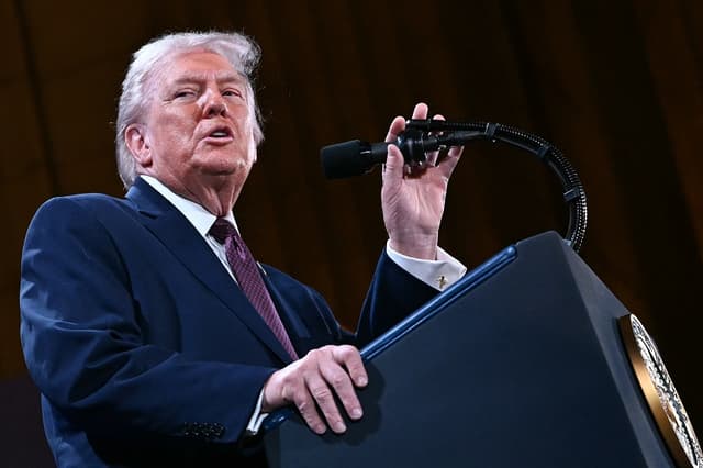 El presidente de los Estados Unidos, Donald Trump, pronuncia unas palabras sobre las "cuentas Trump" en el auditorio Andrew W. Mellon de Washington D. C., el 28 de enero de 2026. (Brendan SMIALOWSKI / AFP a través de Getty Images)