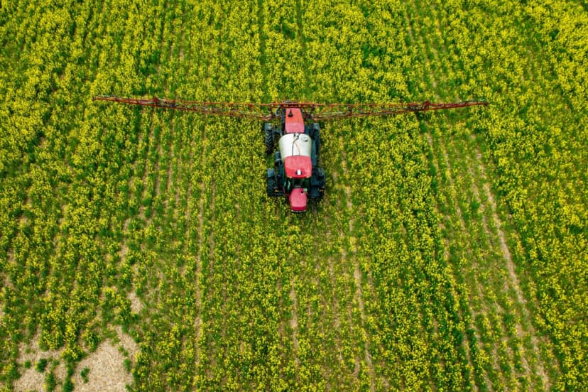 Un agricultor aplica pesticida en un campo en Centreville, Maryland, el 25 de abril de 2022. Los críticos afirman que el informe de MAHA no hace lo suficiente para reducir el uso de pesticidas y otros productos químicos en la producción de alimentos. (Jim Watson/AFP vía Getty Images)