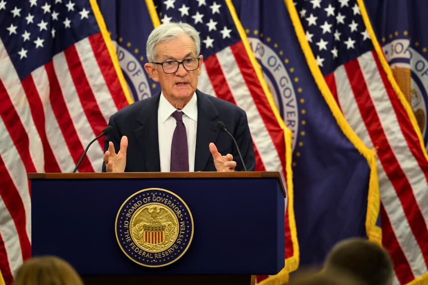 WASHINGTON, DC - 28 DE ENERO: El presidente de la Reserva Federal, Jerome Powell, habla durante una rueda de prensa tras la reunión del Comité Federal de Mercados Abiertos en la Reserva Federal el 28 de enero de 2026 en Washington, DC. Powell anunció que los tipos de interés se mantendrán estables entre el 3.5 % y el 3.75 %. (Foto de Kevin Dietsch/Getty Images).