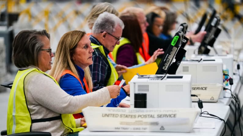 FBI ejecuta una orden de registro en la oficina electoral del condado de Fulton