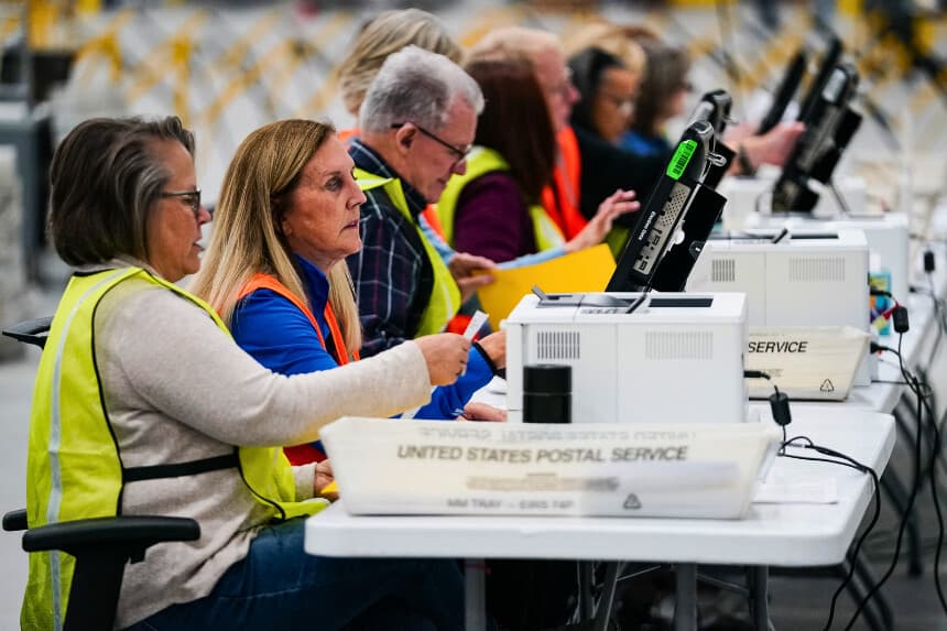 Los trabajadores electorales del condado de Fulton procesan los votos por correo en el Centro Electoral y de Operaciones del Condado de Fulton, en Union City, Georgia, el 4 de noviembre de 2024. (Elijah Nouvelage/AFP a través de Getty Images).