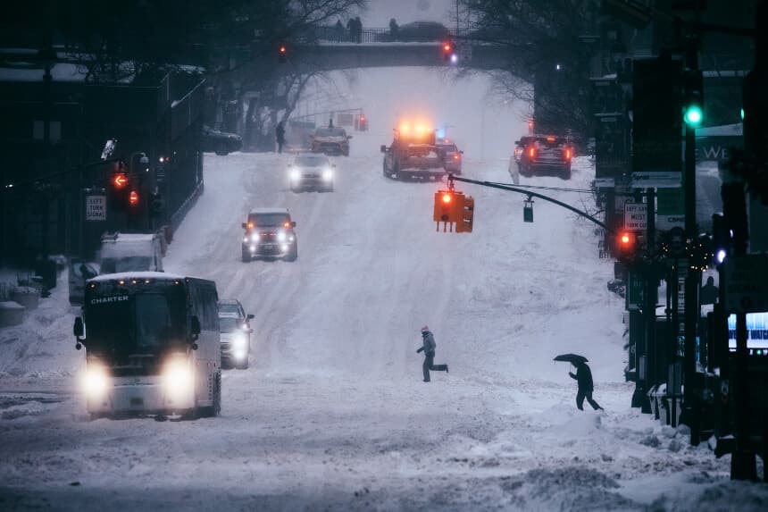 NUEVA YORK, NUEVA YORK - 25 DE ENERO: La gente cruza la calle mientras el tráfico circula durante una tormenta de nieve el 25 de enero de 2026 en la ciudad de Nueva York. Una enorme tormenta invernal está trayendo temperaturas gélidas, hielo y nieve a casi 200 millones de estadounidenses. (Foto de Andres Kudacki/Getty Images).