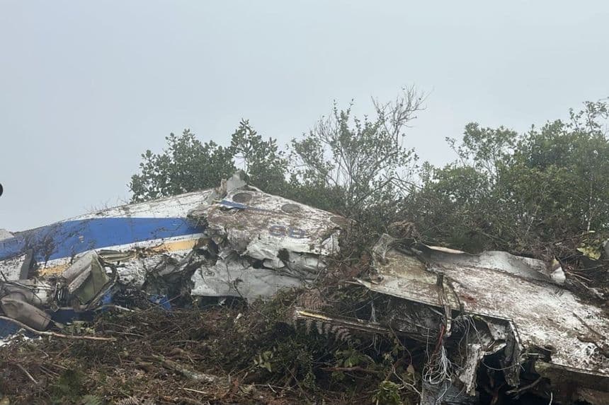 Fotografía tomada a través de rastreo de redes que muestra los restos del avión del Servicio Aéreo a Territorios Nacionales de Colombia (SATENA) accidentado este miércoles, en Norte de Santander, Colombia. (EFE/ Rastreo de Redes)