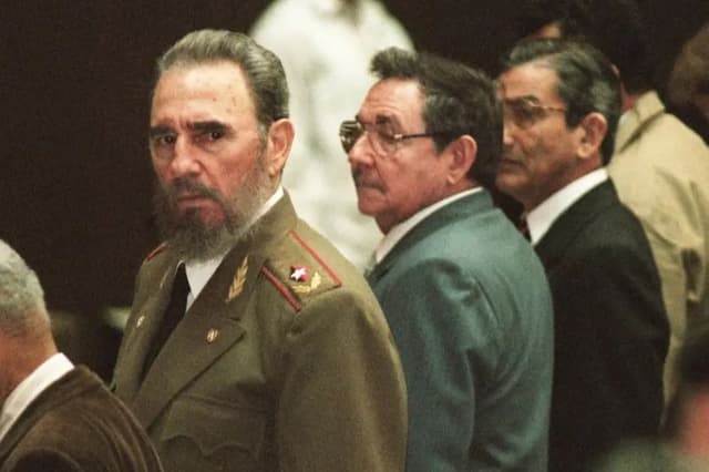 Imagen ilustrativa. El presidente cubano Fidel Castro (izq.) y su hermano Raúl (centro), ministro de las Fuerzas Armadas cubanas, esperan junto a otros funcionarios de Cuba para iniciar la votación para elegir al nuevo presidente del Parlamento cubano en La Habana, el 24 de febrero de 1998. (ADALBERTO ROQUE/AFP via Getty Images)