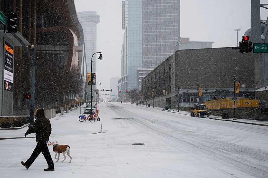 Nieva en el centro de la ciudad, en la zona baja de Broadway, el 24 de enero de 2026 en Nashville, Tennessee. (Brett Carlsen/Getty Images)