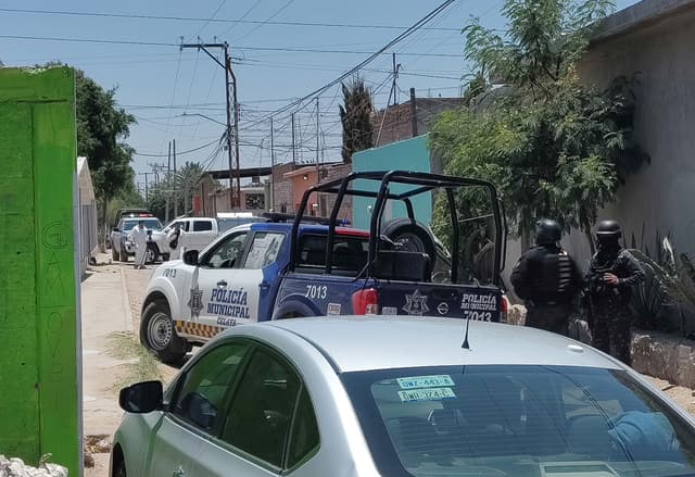 Policías municipales y peritos forenses trabajan en la zona donde se sucitó una masacre en Guanajuato, México. Imagen de archivo. (EFE/Str)