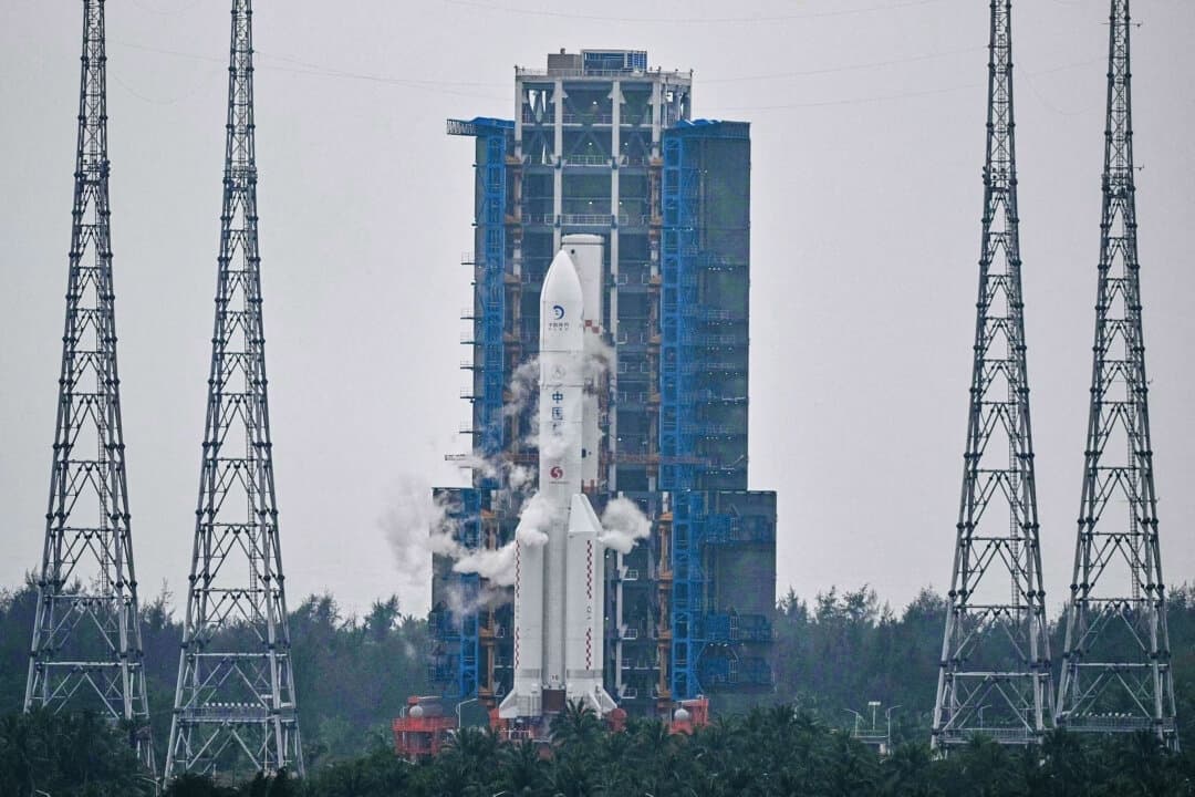 Un cohete Long March 5, que transporta la sonda lunar de la misión Chang'e-6, en el Centro Espacial de Lanzamiento de Wenchang, en el sur de la provincia de Hainan, China, el 3 de mayo de 2024. (Héctor Retamal/AFP vía Getty Images)