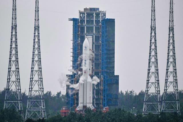 Un cohete Long March 5, que transporta la sonda lunar de la misión Chang'e-6, en el Centro Espacial de Lanzamiento de Wenchang, en el sur de la provincia de Hainan, China, el 3 de mayo de 2024. (Héctor Retamal/AFP vía Getty Images)