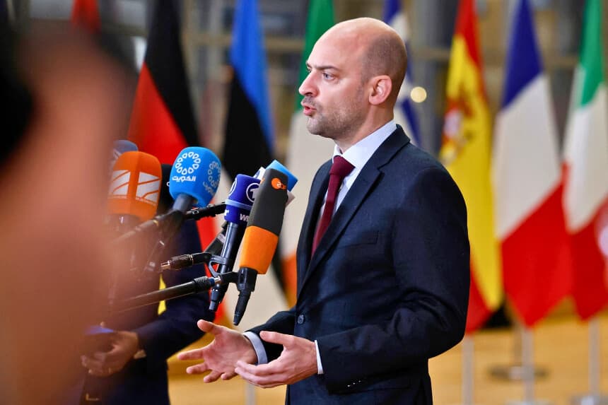 El ministro de Asuntos Exteriores de Francia, Jean-Noel Barrot, habla con los periodistas a su llegada a la reunión del Consejo de Asuntos Exteriores de la UE en la sede de la UE en Bruselas el 29 de enero de 2026. Se espera que el Consejo debata los últimos acontecimientos en Ucrania, centrándose en las negociaciones de paz, el apoyo a Ucrania y la presión sobre Rusia. (Foto de SIMON WOHLFAHRT / AFP a través de Getty Images).