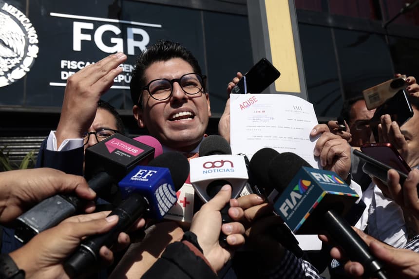 Fotografía de archivo del 5 de enero de 2026 que muestra al abogado, Adrián Arellano, quien representa una de las familias involucradas en el accidente del tren Interoceánico, hablando con periodistas frente a la Fiscalía General de la República en Ciudad de México (EFE/ José Méndez)