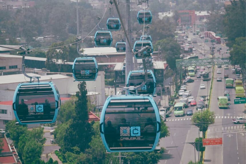 Los pasajeros viajan en el sistema de teleférico bautizado como Cablebus tras su inauguración en las afueras de la Ciudad de México, el 12 de julio de 2021. (PEDRO PARDO/AFP a través de Getty Images)