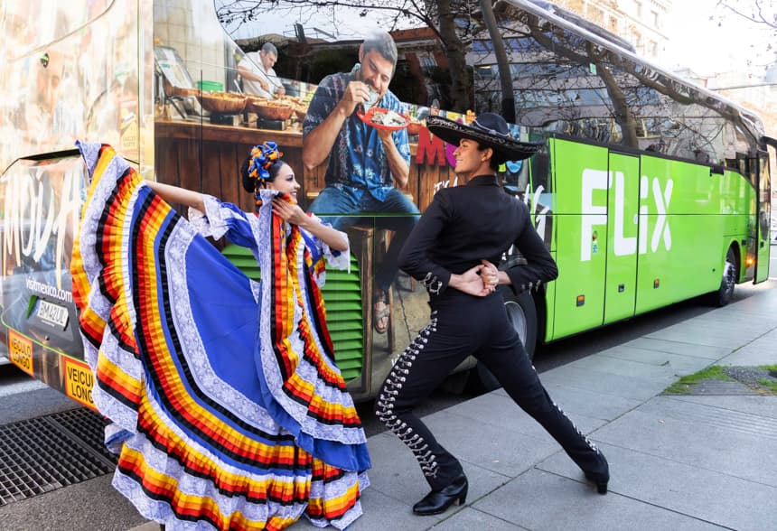 Fotografía cedida este miércoles la Secretaría de Turismo de bailarines promocionando México en la ciudad de Madrid (EFE/Secretaría de Turismo)