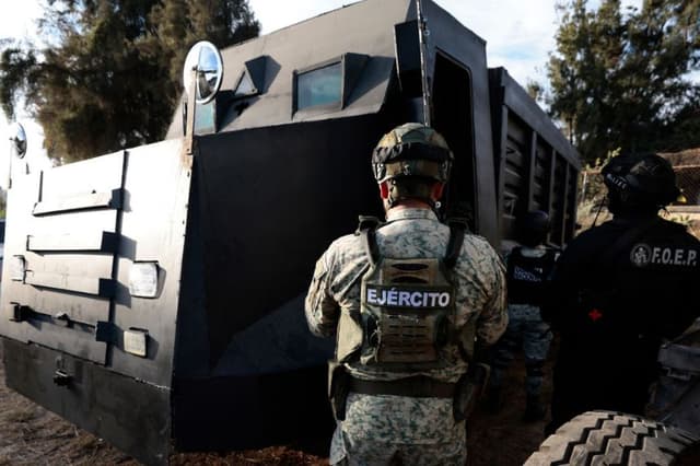 Elementos del Ejército Mexicano, la Guardia Nacional y la Secretaría de Seguridad de Jalisco custodian cuatro vehículos blindados que fueron incautados a delincuentes en Tlaquepaque, estado de Jalisco, México, el 13 de febrero de 2025. (ULISES RUIZ/AFP a través de Getty Images)