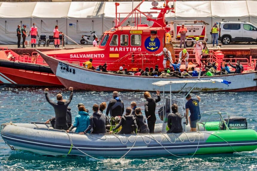 Una lancha neumática pasa junto a un barco del Salvamento Marítimo español que escolta a un cayuco con 81 migrantes, entre ellos 3 mujeres y 3 niños, en el puerto de La Restinga, en la isla canaria de El Hierro, el 9 de septiembre de 2024. (Antonio Sempere/AFP vía Getty Images)