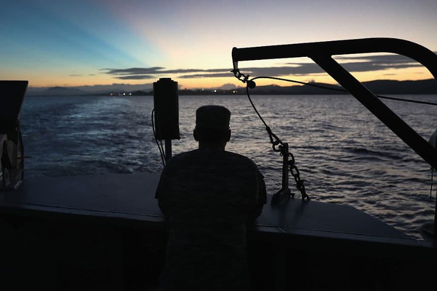 Un soldado estadounidense contempla los primeros rayos de sol mientras se encuentra en un ferry al amanecer cerca de la prisión militar conocida como "Gitmo", el 24 de octubre de 2016 en la base naval estadounidense de la Bahía de Guantánamo, Cuba. (John Moore/Getty Images)