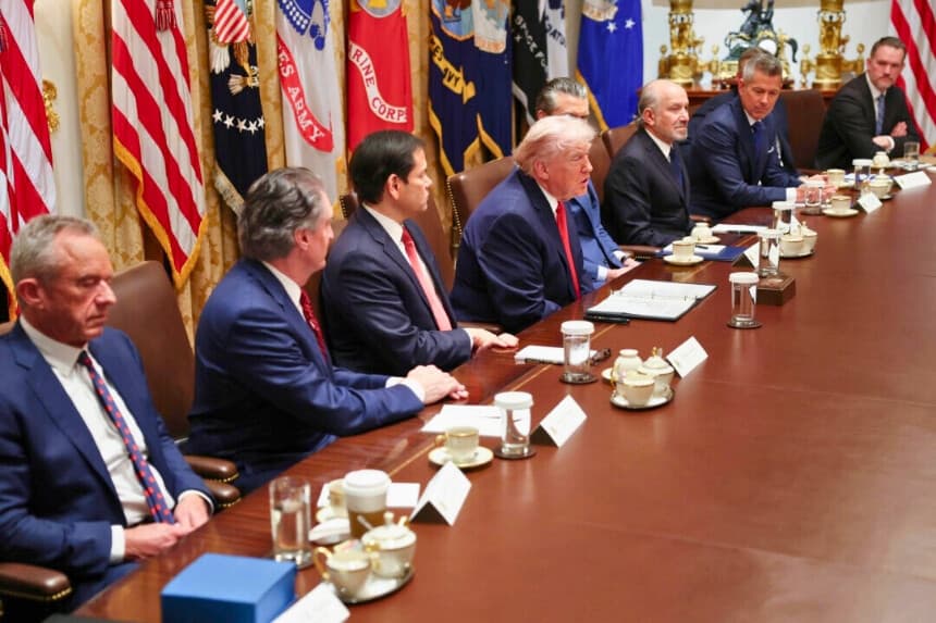 El presidente Donald Trump habla durante una reunión del Gabinete en la Sala del Gabinete de la Casa Blanca en Washington el 29 de enero de 2026. (Win McNamee/Getty Images).