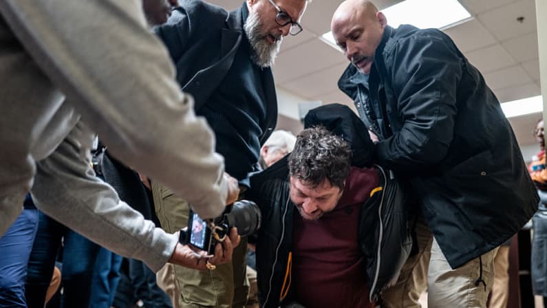 Hombre acusado de agresión por rociar vinagre de sidra de manzana a Ilhan Omar