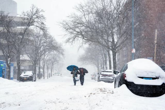 Una calle durante una tormenta invernal en la ciudad de Nueva York el 25 de enero de 2026. (Samira Bouaou/The Epoch Times)