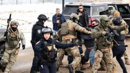 Arrestan en Minneapolis a 16 manifestantes acusados de agredir a agentes