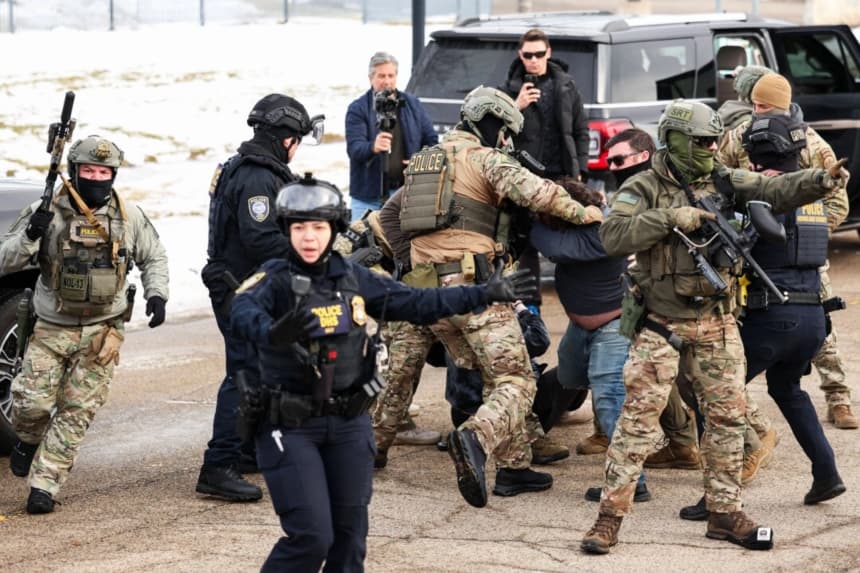 Agentes federales detienen a un manifestante cerca del edificio federal Bishop Henry Whipple, en Minneapolis, el 9 de enero de 2026. (Charly Triballeau/AFP vía Getty Images)